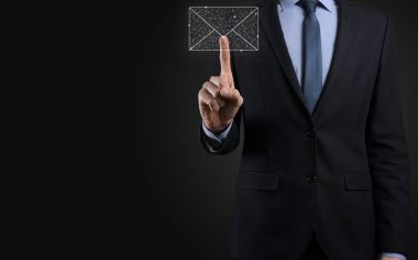 İş adamı elinde e-posta simgesi ile bizimle iletişim kurar ve kişisel bilgilerinizi spam postalarından korur. Müşteri hizmetleri çağrı merkezi bizimle iletişim kurar.