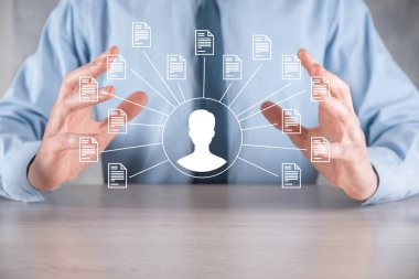 Belge Yönetim Sistemi DMS. İş adamı kullanıcı ve belge simgesini elinde tutar. Şirket dosyaları ve bilgilerini arşivlemek, aramak ve yönetmek için yazılımdır. İnternet Teknoloji Konsepti. Dijital Güvenlik