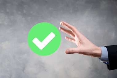 Elinizde yeşil simge işareti, İşaretle İşaretle İşaretle İşaretle işareti, sağ işaret, çember yeşil işaretleme düğmesi, tamam. Koyu arkaplan üzerinde. Banner. Boşluğu kopyala.