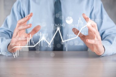 Eldeki iş adamı bankacılık işletme finans grafiği ve borsa yatırım noktası, ekonomik büyüme ve yatırımcı konseptine yatırım yapıyor. Analiz sanal borsa grafiği, teknoloji kullanarak analiz edilir.