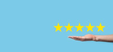 Adam akıllı telefonu elinde tutuyor ve şirket konseptini mavi zemin üzerinde yükseltmek için pozitif not, ikon beş yıldız sembolü veriyor. Müşteri hizmetleri deneyimi ve iş memnuniyeti anketi