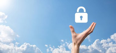 Siber güvenlik ağı. Asma kilit simgesi ve internet teknolojisi ağı. Tablet ve sanal arayüzde veri kişisel bilgilerini koruyan bir iş adamı. Veri koruma gizlilik kavramı. GDPR. AB.