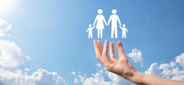 Gökyüzü geçmişinde aile ikonu vardır. Sağlık ve hayat sigortası kavramı. Baba, anne, kız ve oğul.