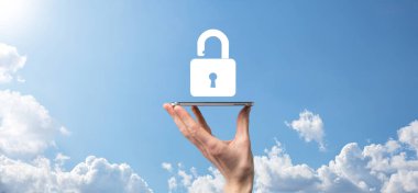 Erkek el kilit ikonunu tutuyor. Siber güvenlik ağı. İnternet teknolojisi ağı. Tabletteki veri kişisel bilgilerinin korunması. Veri koruma gizlilik kavramı. GDPR. AB. Banner.