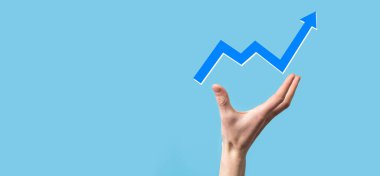 Büyüyen ekran grafiğinde el ele tutuşması, pozitif büyüme simgesi. Yaratıcı iş grafiğine yükselen oklarla işaret ediyor. Finansal, ticari büyüme kavramı
