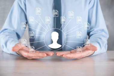 Belge Yönetim Sistemi DMS. İş adamı kullanıcı ve belge simgesini elinde tutar. Şirket dosyaları ve bilgilerini arşivlemek, aramak ve yönetmek için yazılımdır. İnternet Teknoloji Konsepti. Dijital Güvenlik