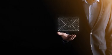 İş adamı elinde e-posta simgesi ile bizimle iletişim kurar ve kişisel bilgilerinizi spam postalarından korur. Müşteri hizmetleri çağrı merkezi bizimle iletişim kurar.