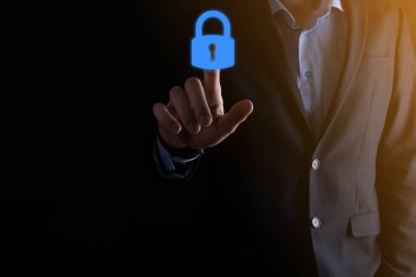 Siber güvenlik ağı. Asma kilit simgesi ve internet teknolojisi ağı. Tablet ve sanal arayüzde veri kişisel bilgilerini koruyan bir iş adamı. Veri koruma gizlilik kavramı. GDPR. AB.