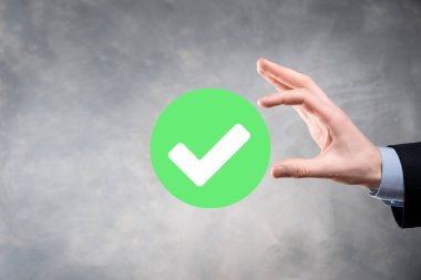 Elinizde yeşil simge işareti, İşaretle İşaretle İşaretle İşaretle işareti, sağ işaret, çember yeşil işaretleme düğmesi, tamam. Koyu arkaplan üzerinde. Banner. Boşluğu kopyala.