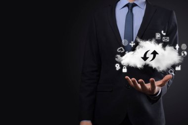 Bulut teknolojisi. Bulut depolama işareti. Karanlıkta yukarı aşağı iki ok. Bulut hesaplama, büyük veri merkezi, gelecekteki altyapı, dijital ai konsepti. Sanal sunucu simgesi.