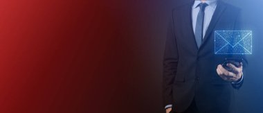 İş adamı elinde e-posta simgesi ile bizimle iletişim kurar ve kişisel bilgilerinizi spam postalarından korur. Müşteri hizmetleri çağrı merkezi bizimle iletişim kurar.