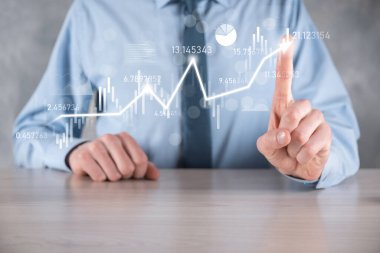 Eldeki iş adamı bankacılık işletme finans grafiği ve borsa yatırım noktası, ekonomik büyüme ve yatırımcı konseptine yatırım yapıyor. Analiz sanal borsa grafiği, teknoloji kullanarak analiz edilir.
