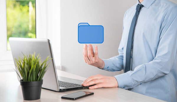 Система управления документооборотом или DMS настройка ИТ-консультантом с современным компьютером ищут управление информацией и корпоративными файлами..