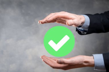 Elinizde yeşil simge işareti, İşaretle İşaretle İşaretle İşaretle işareti, sağ işaret, çember yeşil işaretleme düğmesi, tamam. Koyu arkaplan üzerinde. Banner. Boşluğu kopyala.