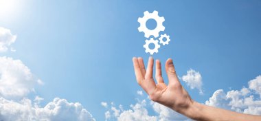 Erkek el ele tutuşan dişli ikonu, mavi arkaplanda sanal ekranlarda mekanizma simgesi. Otomasyon Yazılım Teknolojisi Süreç Sistemi İş Konsepti. Pankart.