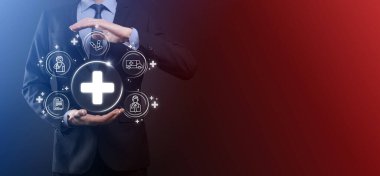 İş adamının elinde sanal ve tıbbi ağ bağlantısı simgeleri var. Covid-19 salgını insanları bilinçlendirir ve sağlık hizmetlerine dikkat çeker. Doktor, belge, ilaç, ambulans, hasta ikonu