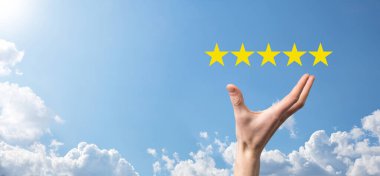 Adam akıllı telefonu elinde tutuyor ve şirket konseptini mavi zemin üzerinde yükseltmek için pozitif not, ikon beş yıldız sembolü veriyor. Müşteri hizmetleri deneyimi ve iş memnuniyeti anketi