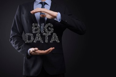 Karanlık bir geçmişi olan takım elbiseli bir işadamı Büyük Veri Tabanı 'nı elinde tutuyor. Depolama Ağı Çevrimiçi Sunucu Konsepti. Sosyal ağ veya iş analitik temsili.