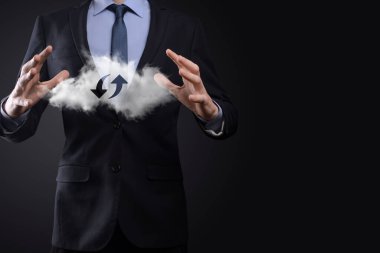 Bulut teknolojisi. Karanlıkta yukarı aşağı iki ok olan çokgen kablo depolama işareti. Bulut hesaplama, büyük veri merkezi, gelecekteki altyapı, dijital ai konsepti. Sanal sunucu simgesi.