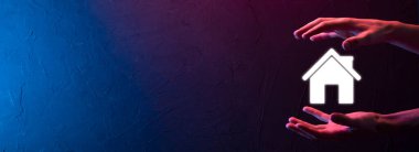 Emlak konsepti, iş adamı ev ikonu tutuyor. Ev elden gidiyor. Emlak sigortası ve güvenlik kavramı. İnsanın jestini ve evin sembolünü koruyorum..