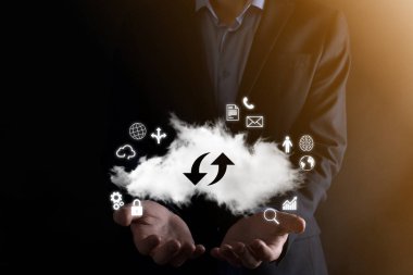 Bulut teknolojisi. Bulut depolama işareti. Karanlıkta yukarı aşağı iki ok. Bulut hesaplama, büyük veri merkezi, gelecekteki altyapı, dijital ai konsepti. Sanal sunucu simgesi.