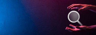 İş adamı ve adam el ele tutuşup cam ikonunu büyütüyorlar. İş dünyası, teknoloji ve internet kavramı.