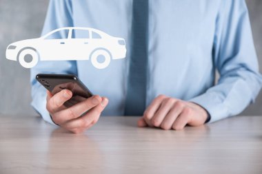 Araba ikonu tutan adamın dijital bileşimi. Araba sigortası ve araba servisi konsepti. Bir jest ve araba ikonu sunan bir iş adamı.