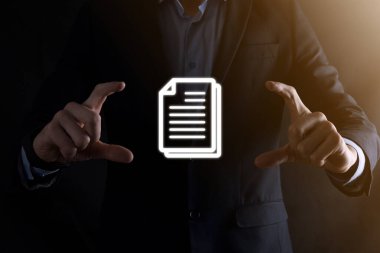 İş adamı elinde bir belge ikonu tutuyor Belge Yönetimi Veri Sistemi İş Dünyası İnternet Teknolojisi Kavramı. Şirket veri yönetim sistemi DMS .