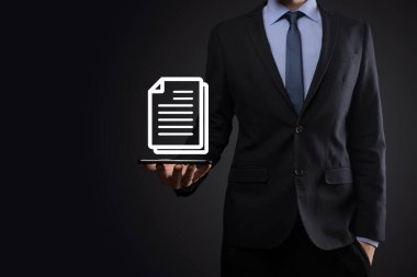 İş adamı elinde bir belge ikonu tutuyor Belge Yönetimi Veri Sistemi İş Dünyası İnternet Teknolojisi Kavramı. Şirket veri yönetim sistemi DMS .
