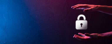 Siber güvenlik ağı. Asma kilit simgesi ve internet teknolojisi ağı. Tablet ve sanal arayüzde veri kişisel bilgilerini koruyan bir iş adamı. Veri koruma gizlilik kavramı. GDPR. AB.