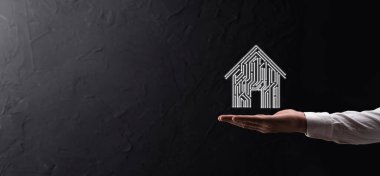 Ev idaresi ikonu. Mart evi kontrollü, akıllı ev ve ev otomasyon uygulaması konsepti. PCB tasarımı ve akıllı telefonu olan kişi. Yenilik teknolojisi internet ağı kavramı