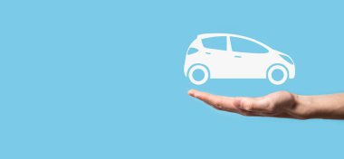 Araba ikonu tutan adamın dijital bileşimi. Araba sigortası ve araba servisi konsepti. Bir jest ve araba ikonu sunan bir iş adamı.