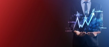 İş adamı satış verilerini ve ekonomik büyüme grafiğini elinde tutuyor. İş planlama ve strateji. Takas ticareti analiz ediliyor. Finansal ve bankacılık. Teknoloji dijital pazarlama. Kâr ve büyüyen plan.