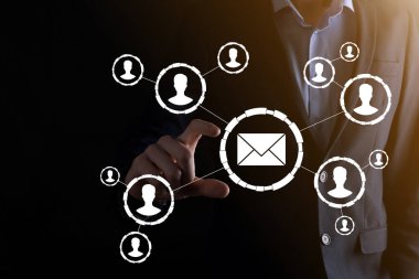 E- posta ve kullanıcı simgesi, imza, sembol pazarlama ya da bülten konsepti, diyagram. E- posta gönderme. Posta ve SMS pazarlama kavramı. İş dünyasında doğrudan satış şeması. E- posta için istemci listesi
