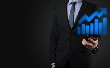İş adamı artan ekran grafiği, pozitif büyüme ikonu okları üzerinde duruyor. Yaratıcı iş grafiğine yükselen oklarla işaret ediyor. Finansal, ticari büyüme kavramı.