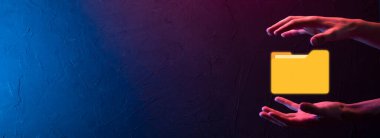 İş adamı dizin simgesini tutuyor. Belge Yönetim Sistemi veya modern bilgisayarlı bilişim danışmanı tarafından kurulmuş DMS yönetici bilgileri ve kurumsal dosyaları arıyor. İş süreci..