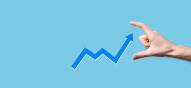 Büyüyen ekran grafiğinde el ele tutuşması, pozitif büyüme simgesi. Yaratıcı iş grafiğine yükselen oklarla işaret ediyor. Finansal, ticari büyüme kavramı