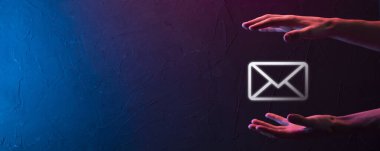 İş adamı elinde e-posta simgesi ile bizimle iletişim kurar ve kişisel bilgilerinizi spam postalarından korur. Müşteri hizmetleri çağrı merkezi bizimle iletişim kurar.