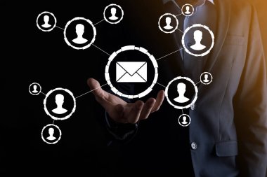 E- posta ve kullanıcı simgesi, imza, sembol pazarlama ya da bülten konsepti, diyagram. E- posta gönderme. Posta ve SMS pazarlama kavramı. İş dünyasında doğrudan satış şeması. E- posta için istemci listesi