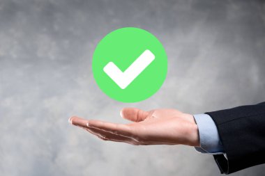 Elinizde yeşil simge işareti, İşaretle İşaretle İşaretle İşaretle işareti, sağ işaret, çember yeşil işaretleme düğmesi, tamam. Koyu arkaplan üzerinde. Banner. Boşluğu kopyala.