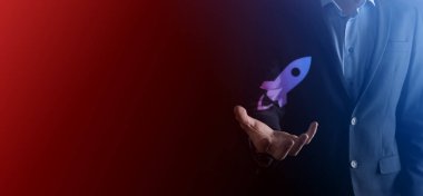 Girişim konsepti, Tablet ve simge roketi tutan İşadamı ekrandan koyu arkaplanda ağ bağlantısı ile fırlıyor ve yükseliyor