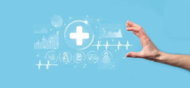 İş adamının elinde sanal ve tıbbi ağ bağlantısı simgeleri var. Covid-19 salgını insanları bilinçlendirir ve sağlık hizmetlerine dikkat çeker. Doktor, belge, ilaç, ambulans, hasta ikonu