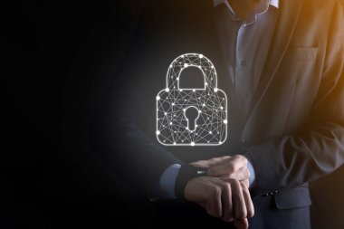Siber güvenlik ağı. Asma kilit simgesi ve internet teknolojisi ağı. Tablet ve sanal arayüzde veri kişisel bilgilerini koruyan bir iş adamı. Veri koruma gizlilik kavramı. GDPR. AB.