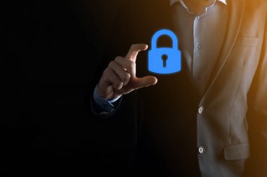 Siber güvenlik ağı. Asma kilit simgesi ve internet teknolojisi ağı. Tablet ve sanal arayüzde veri kişisel bilgilerini koruyan bir iş adamı. Veri koruma gizlilik kavramı. GDPR. AB.