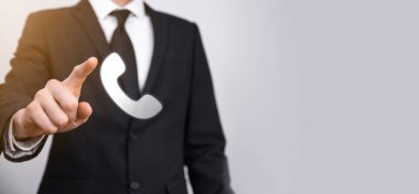 Siyah arka planda takım elbiseli iş adamı telefon ikonu. İş İletişim Destek Merkezi Müşteri Hizmetleri Teknolojisi Konseptini Ara.