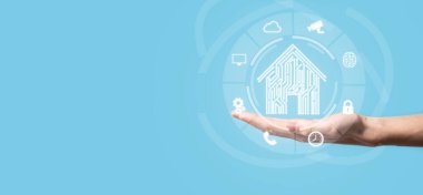 Ev idaresi ikonu. Mart evi kontrollü, akıllı ev ve ev otomasyon uygulaması konsepti. PCB tasarımı ve akıllı telefonu olan kişi. Yenilik teknolojisi internet ağı kavramı