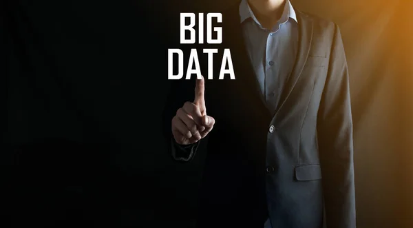 Geschäftsmann Anzug Vor Dunklem Hintergrund Hält Die Aufschrift Big Data — Stockfoto