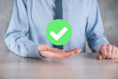 Elinizde yeşil simge işareti, İşaretle İşaretle İşaretle İşaretle işareti, sağ işaret, çember yeşil işaretleme düğmesi, tamam. Koyu arkaplan üzerinde. Banner. Boşluğu kopyala.