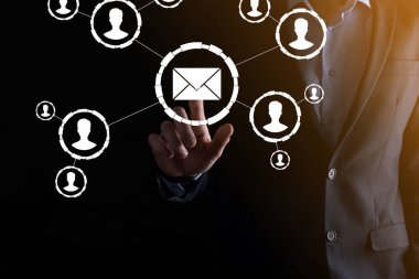 E- posta ve kullanıcı simgesi, imza, sembol pazarlama ya da bülten konsepti, diyagram. E- posta gönderme. Posta ve SMS pazarlama kavramı. İş dünyasında doğrudan satış şeması. E- posta için istemci listesi