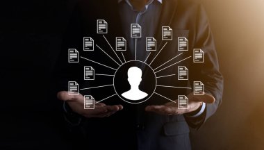 Belge Yönetim Sistemi DMS. İş adamı kullanıcı ve belge simgesini elinde tutar. Şirket dosyaları ve bilgilerini arşivlemek, aramak ve yönetmek için yazılımdır. İnternet Teknoloji Konsepti. Dijital Güvenlik